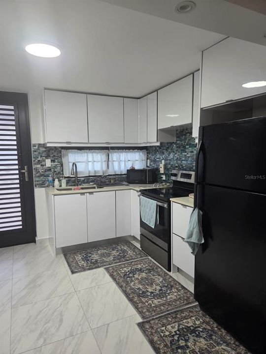 For Sale: $500,000 (1 beds, 2 baths, 776 Square Feet)