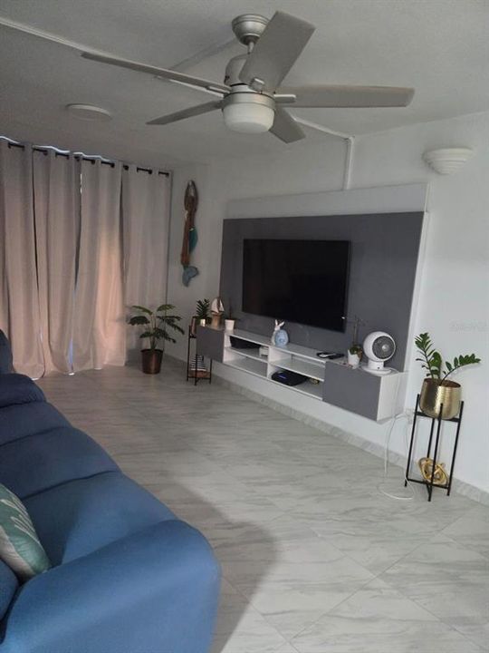 For Sale: $500,000 (1 beds, 2 baths, 776 Square Feet)