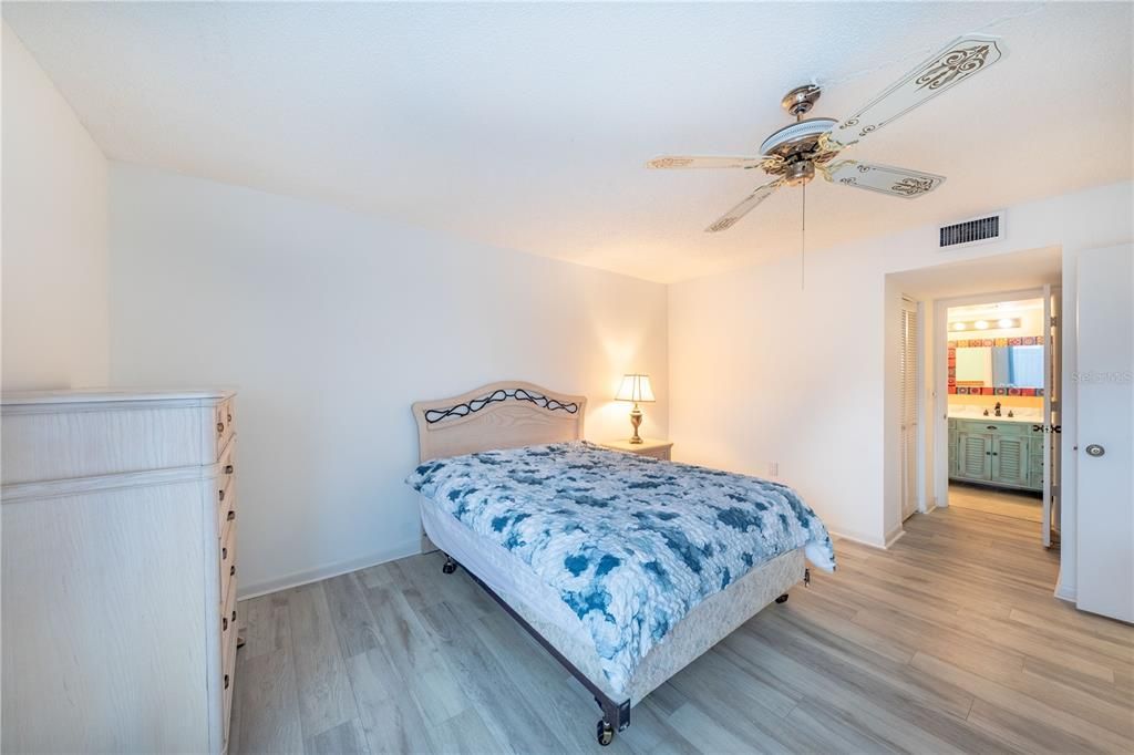 待售: $185,000 (2 贝兹, 2 浴室, 1092 平方英尺)