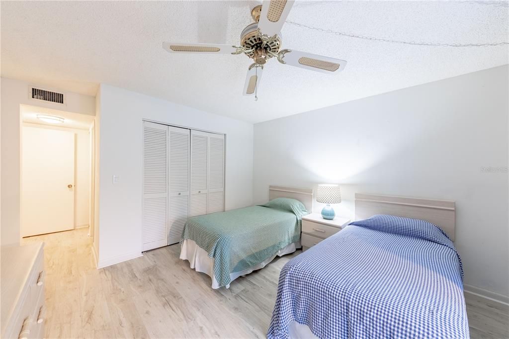 待售: $185,000 (2 贝兹, 2 浴室, 1092 平方英尺)