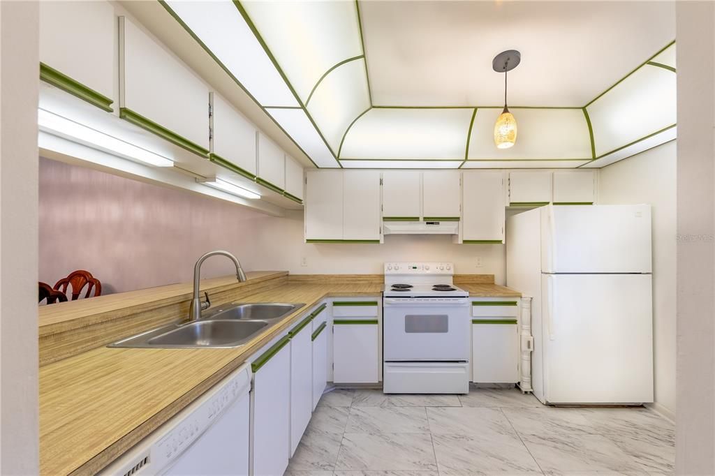 待售: $185,000 (2 贝兹, 2 浴室, 1092 平方英尺)