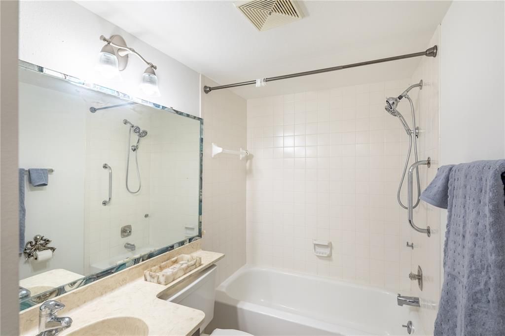 待售: $185,000 (2 贝兹, 2 浴室, 1092 平方英尺)