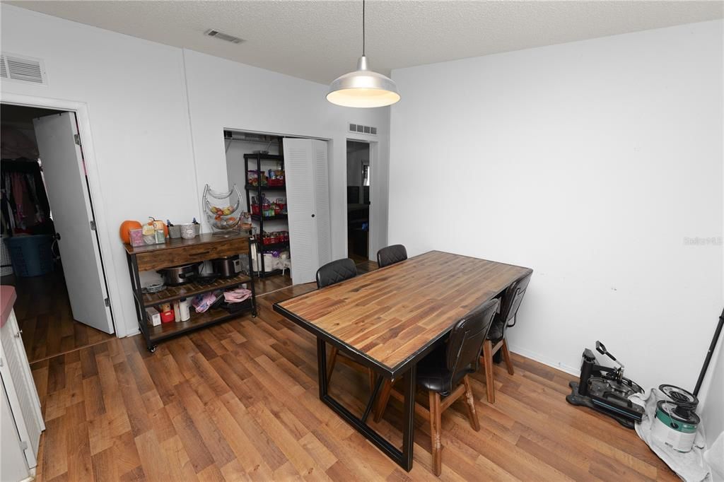 待售: $195,000 (2 贝兹, 2 浴室, 1377 平方英尺)