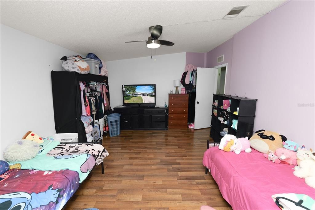 待售: $195,000 (2 贝兹, 2 浴室, 1377 平方英尺)