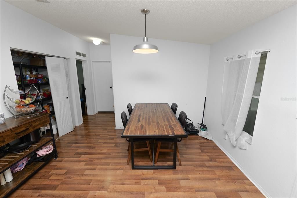 待售: $195,000 (2 贝兹, 2 浴室, 1377 平方英尺)