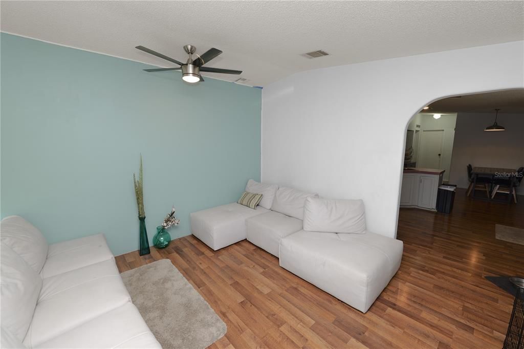 待售: $195,000 (2 贝兹, 2 浴室, 1377 平方英尺)