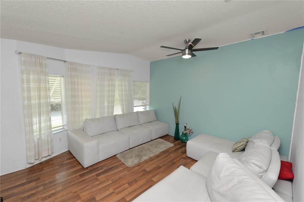 待售: $195,000 (2 贝兹, 2 浴室, 1377 平方英尺)