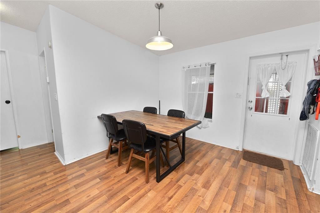 待售: $195,000 (2 贝兹, 2 浴室, 1377 平方英尺)