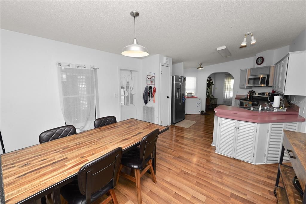 待售: $195,000 (2 贝兹, 2 浴室, 1377 平方英尺)