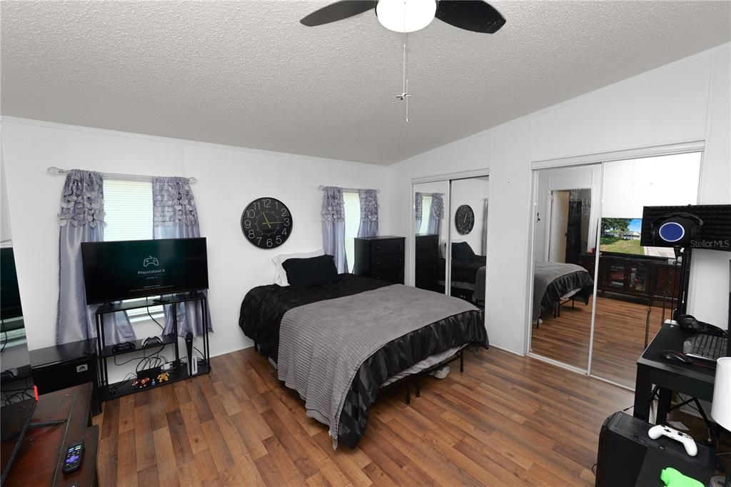 待售: $195,000 (2 贝兹, 2 浴室, 1377 平方英尺)