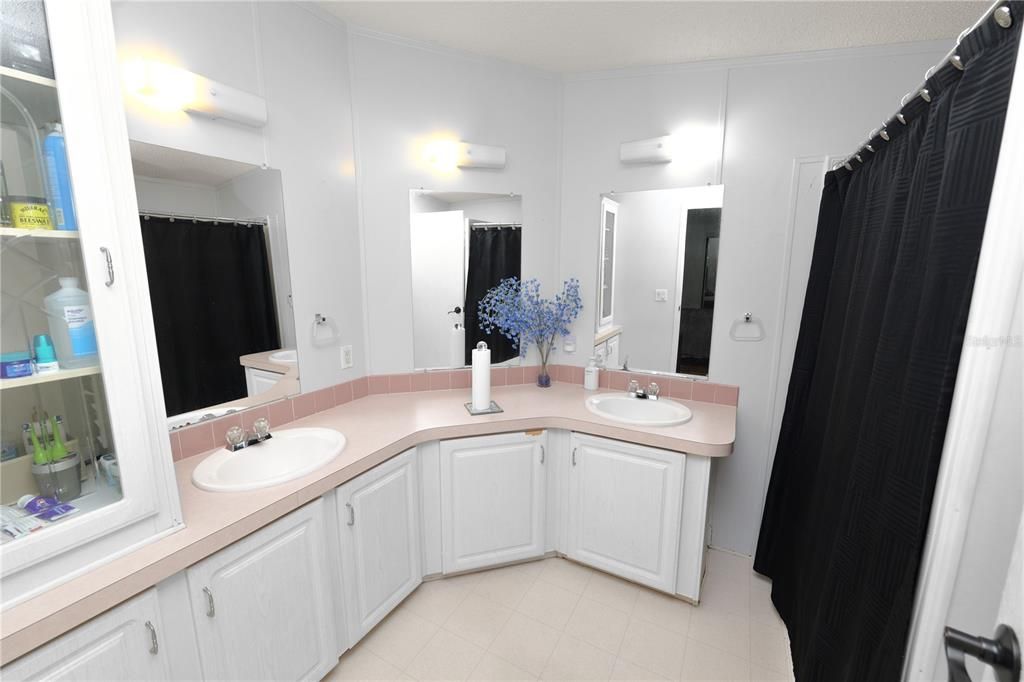 待售: $195,000 (2 贝兹, 2 浴室, 1377 平方英尺)