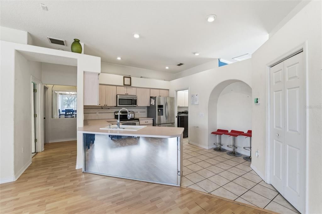 En Venta: $319,900 (3 camas, 2 baños, 2045 Pies cuadrados)