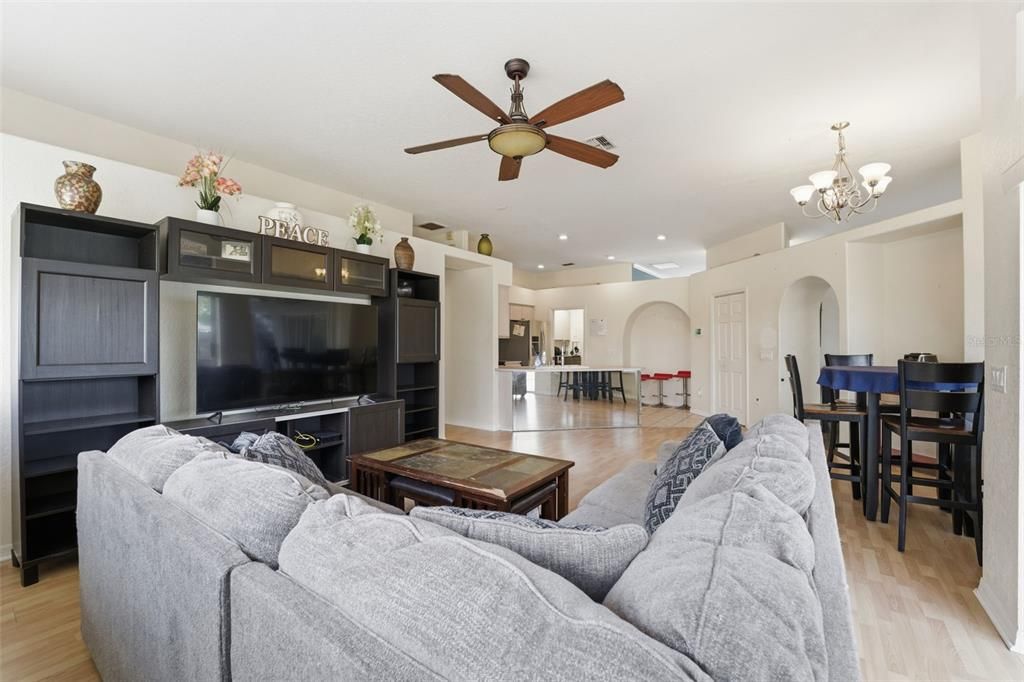 En Venta: $319,900 (3 camas, 2 baños, 2045 Pies cuadrados)