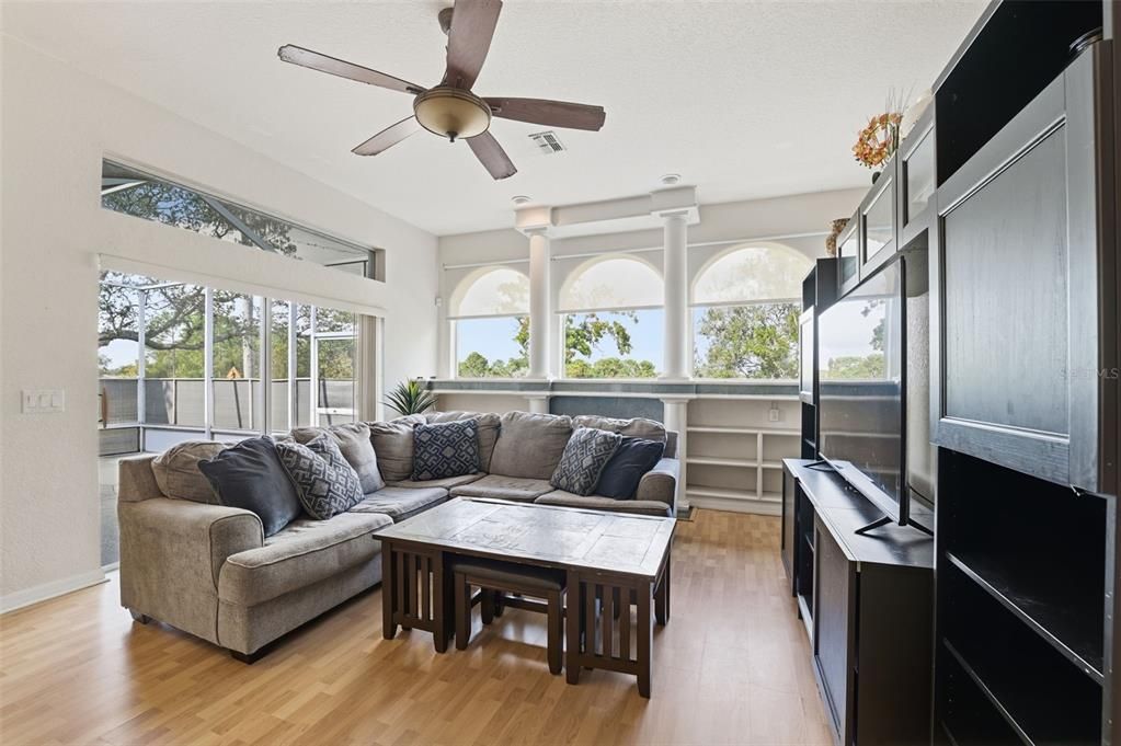 En Venta: $319,900 (3 camas, 2 baños, 2045 Pies cuadrados)