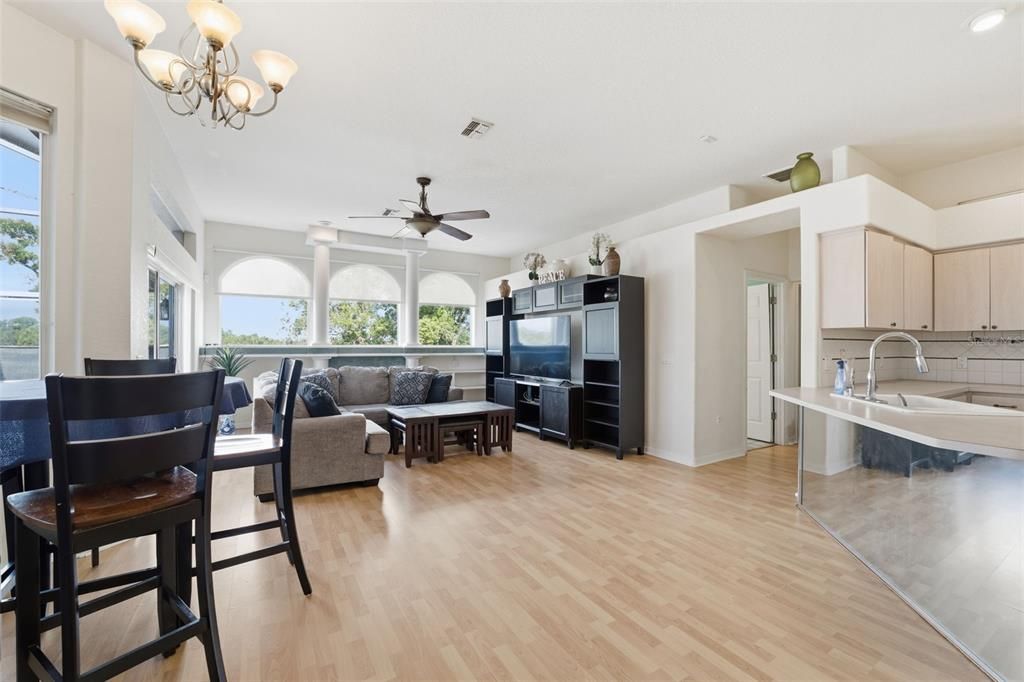 En Venta: $319,900 (3 camas, 2 baños, 2045 Pies cuadrados)