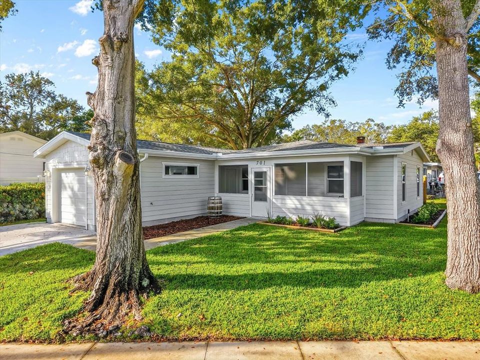 For Sale: $399,999 (3 beds, 2 baths, 1036 Square Feet)