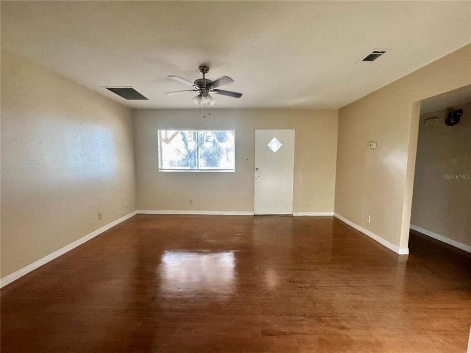 For Rent: $1,700 (3 beds, 1 baths, 1276 Square Feet)