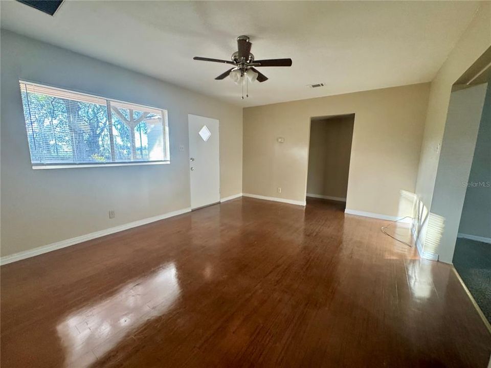 For Rent: $1,700 (3 beds, 1 baths, 1276 Square Feet)