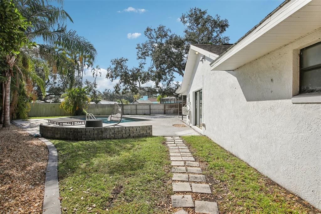 Active With Contract: $750,000 (4 beds, 2 baths, 2252 Square Feet)
