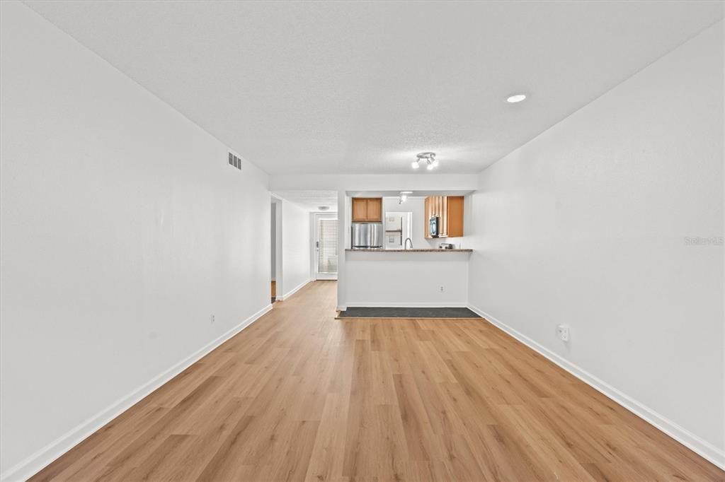 待售: $292,000 (2 贝兹, 2 浴室, 890 平方英尺)