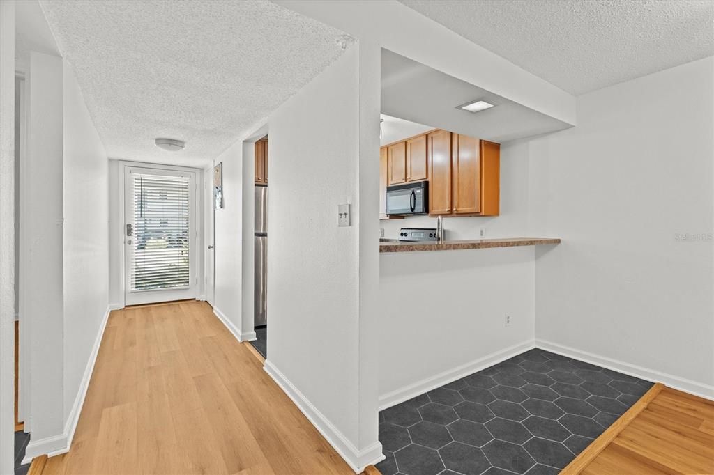 待售: $292,000 (2 贝兹, 2 浴室, 890 平方英尺)