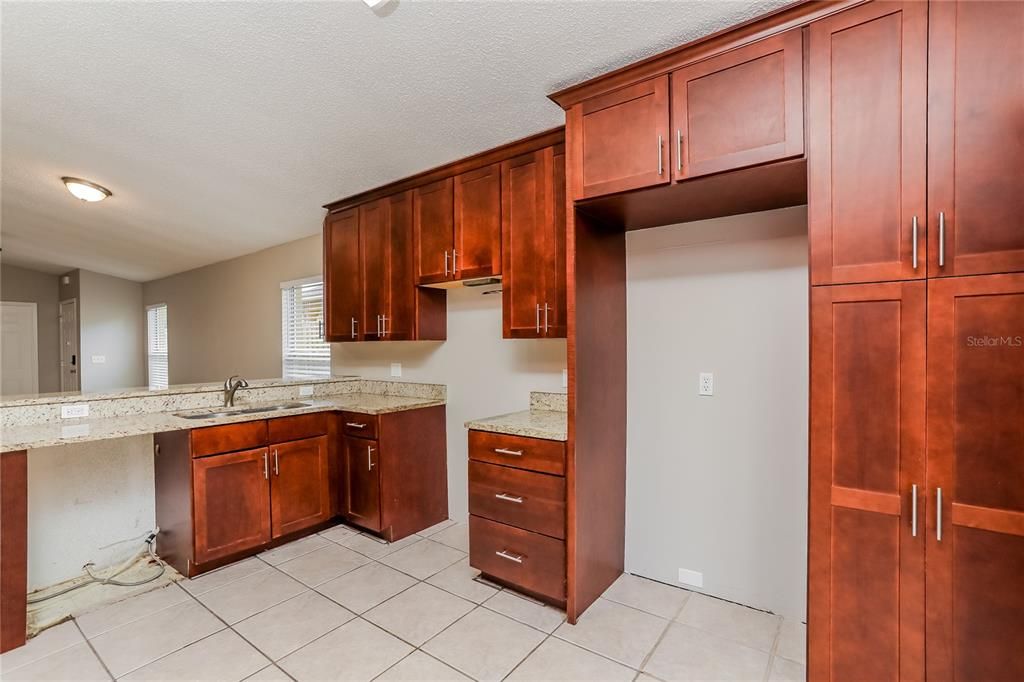 В аренду: $2,440 (4 спален, 2 ванн, 1335 Квадратных фут)