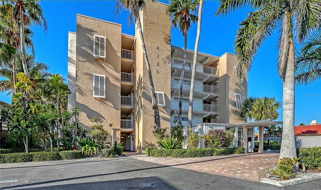 For Sale: $895,000 (1 beds, 1 baths, 720 Square Feet)