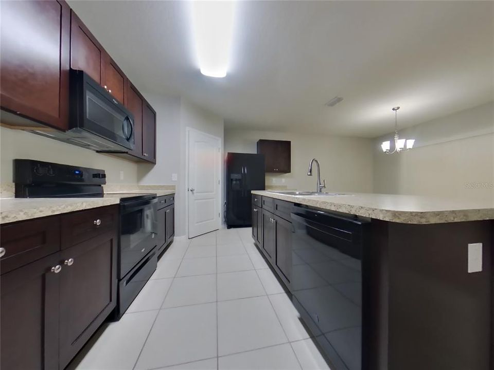 В аренду: $2,349 (4 спален, 2 ванн, 1828 Квадратных фут)