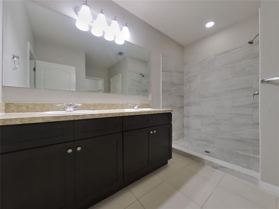 В аренду: $2,349 (4 спален, 2 ванн, 1828 Квадратных фут)