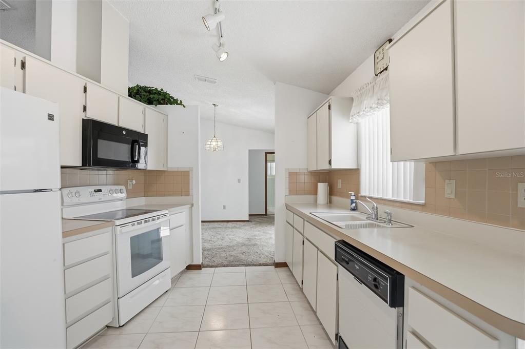 For Sale: $320,000 (3 beds, 2 baths, 1644 Square Feet)