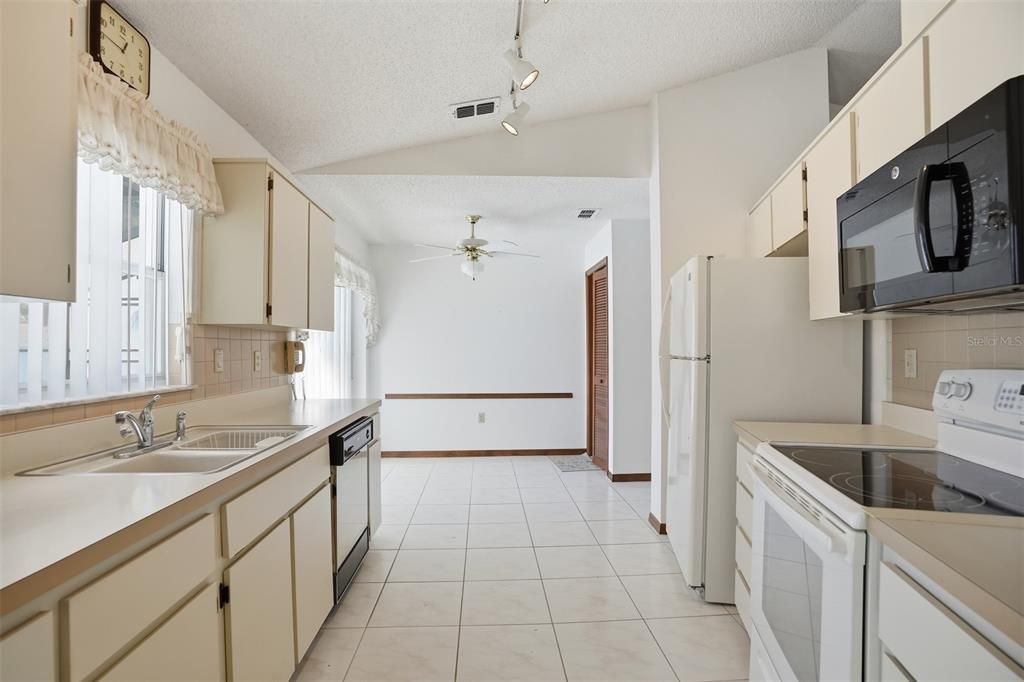 For Sale: $320,000 (3 beds, 2 baths, 1644 Square Feet)