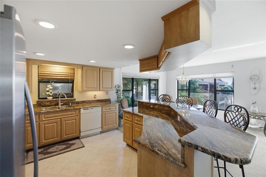 На продажу: $389,000 (2 спален, 2 ванн, 1516 Квадратных фут)