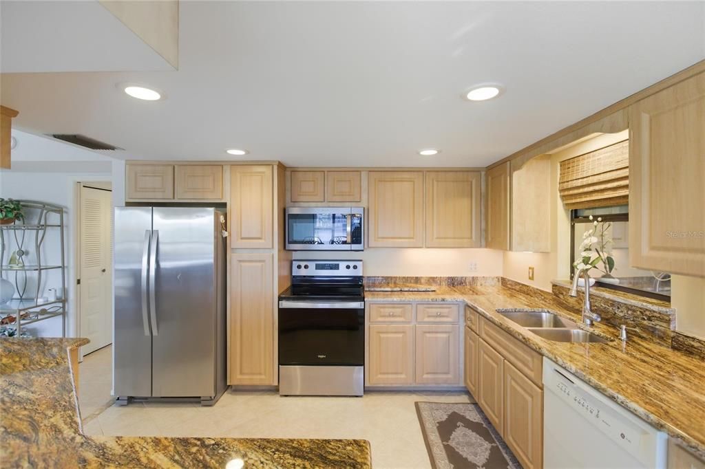 На продажу: $389,000 (2 спален, 2 ванн, 1516 Квадратных фут)