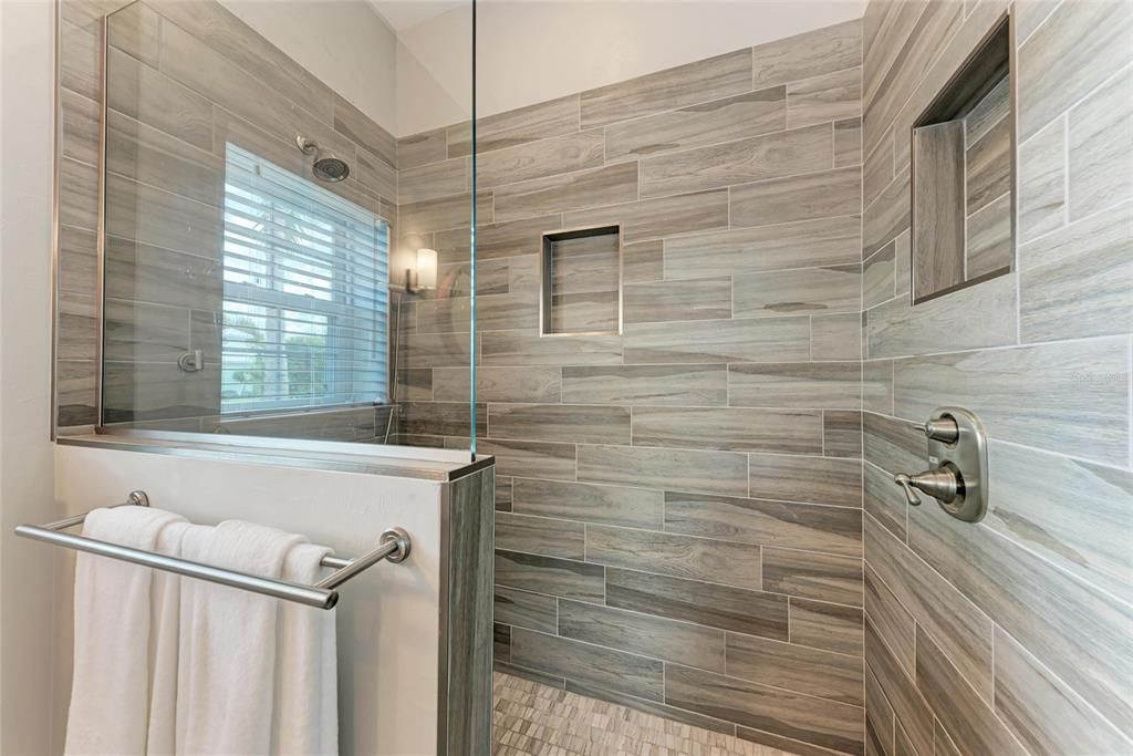 For Sale: $369,000 (1 beds, 1 baths, 271 Square Feet)