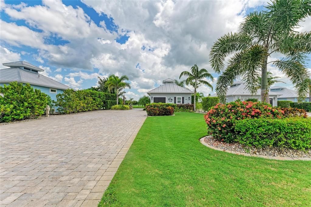 For Sale: $369,000 (1 beds, 1 baths, 271 Square Feet)