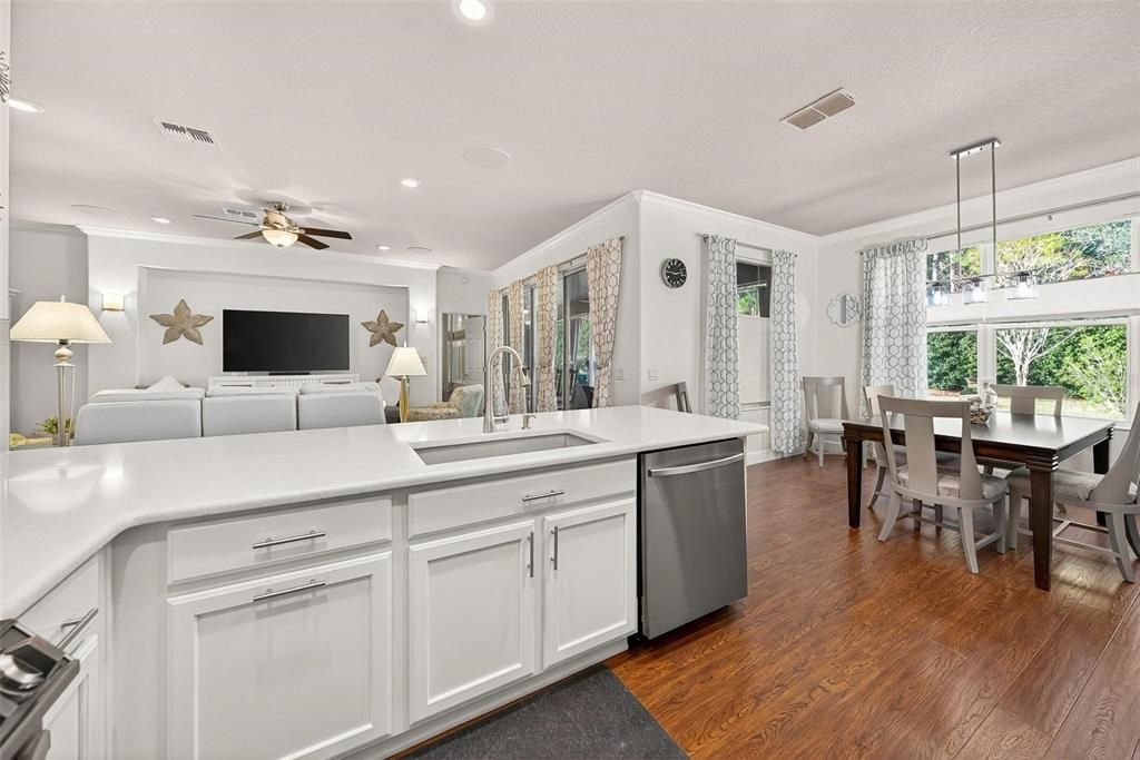 For Sale: $330,000 (2 beds, 2 baths, 1596 Square Feet)