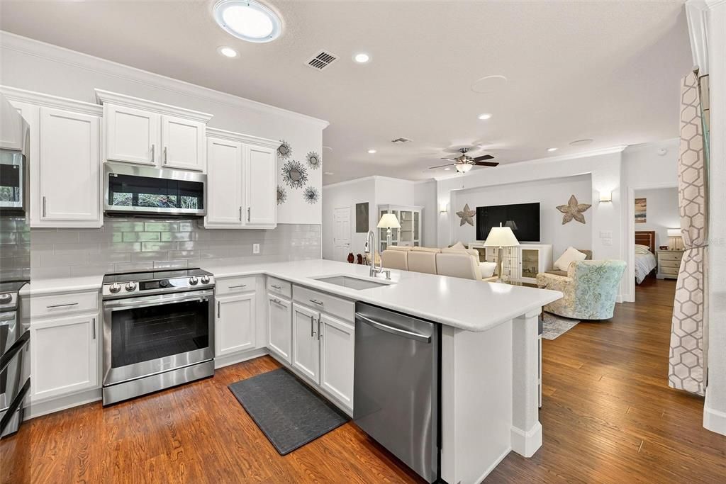 For Sale: $330,000 (2 beds, 2 baths, 1596 Square Feet)