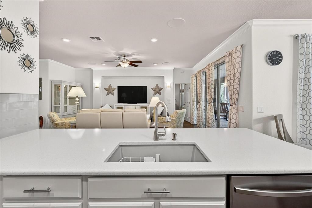 For Sale: $330,000 (2 beds, 2 baths, 1596 Square Feet)