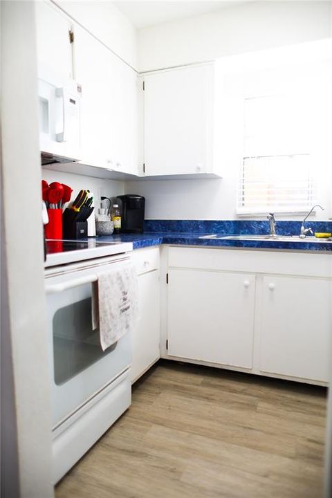 待售: $147,900 (1 贝兹, 1 浴室, 690 平方英尺)