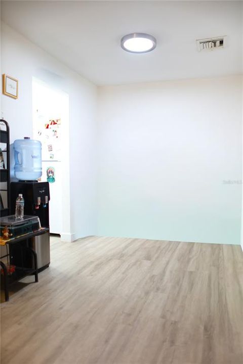 待售: $147,900 (1 贝兹, 1 浴室, 690 平方英尺)