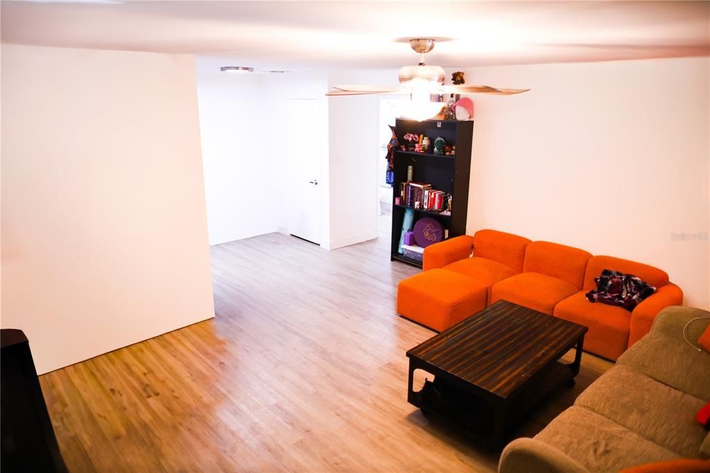 待售: $147,900 (1 贝兹, 1 浴室, 690 平方英尺)