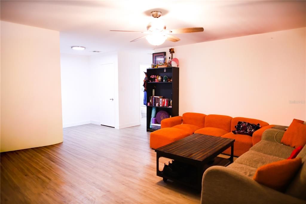 待售: $147,900 (1 贝兹, 1 浴室, 690 平方英尺)