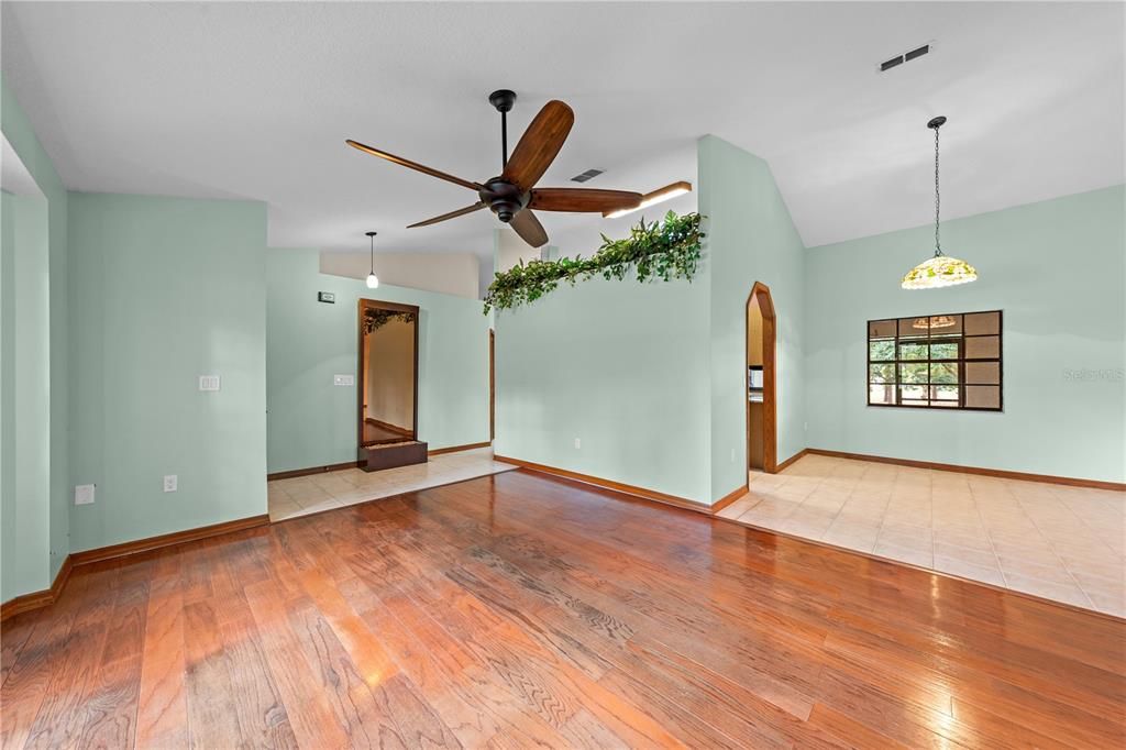 На продажу: $699,900 (4 спален, 2 ванн, 1899 Квадратных фут)