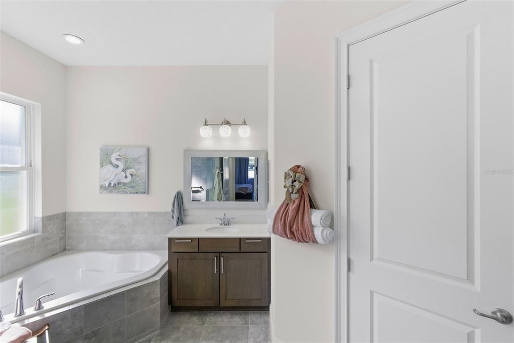 For Sale: $599,000 (4 beds, 3 baths, 2532 Square Feet)