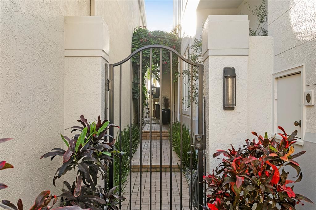 Active With Contract: $4,700,000 (4 beds, 4 baths, 4523 Square Feet)