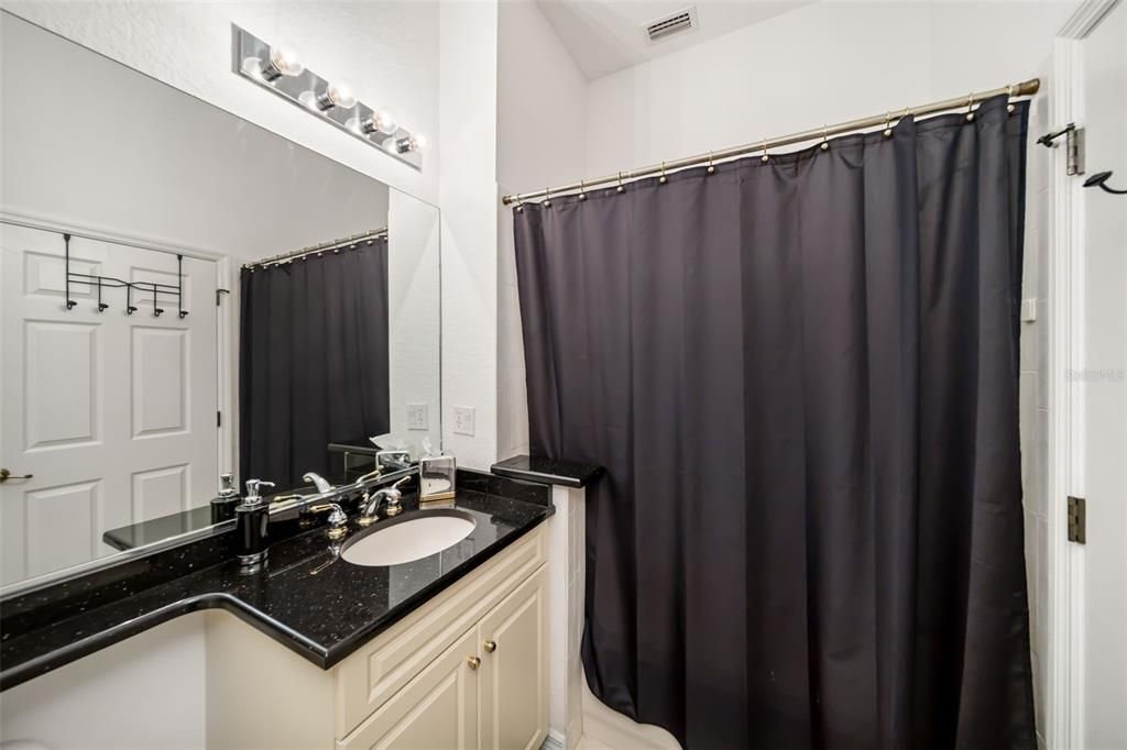 En Venta: $300,000 (2 camas, 2 baños, 1410 Pies cuadrados)