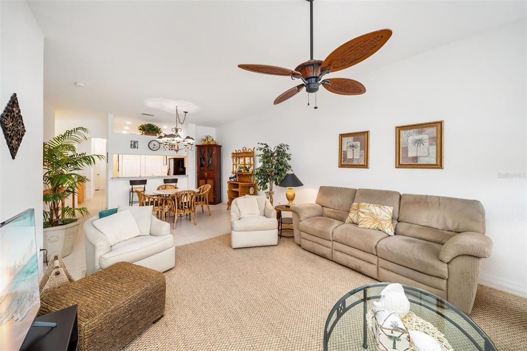 En Venta: $300,000 (2 camas, 2 baños, 1410 Pies cuadrados)