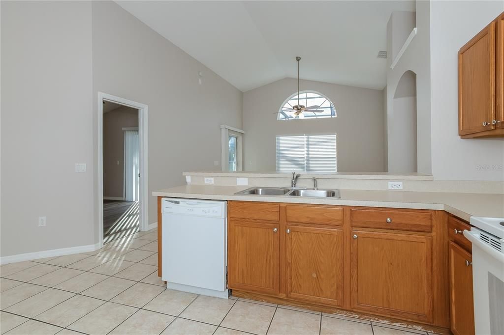 В аренду: $2,755 (4 спален, 3 ванн, 1662 Квадратных фут)