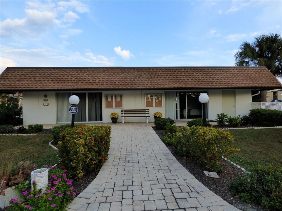 待售: $185,000 (2 贝兹, 2 浴室, 1013 平方英尺)