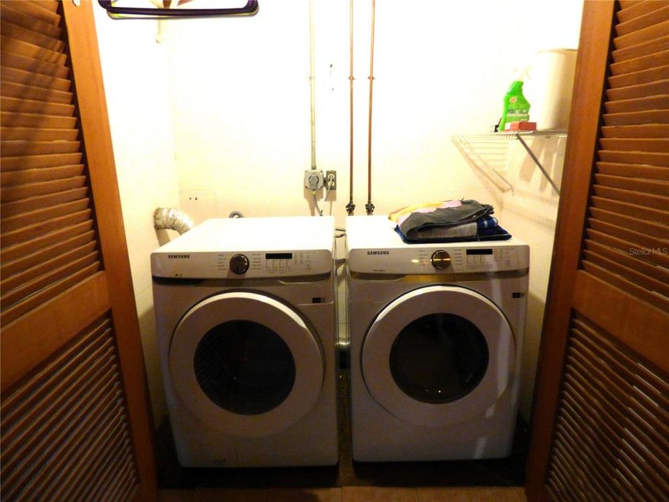 待售: $185,000 (2 贝兹, 2 浴室, 1013 平方英尺)